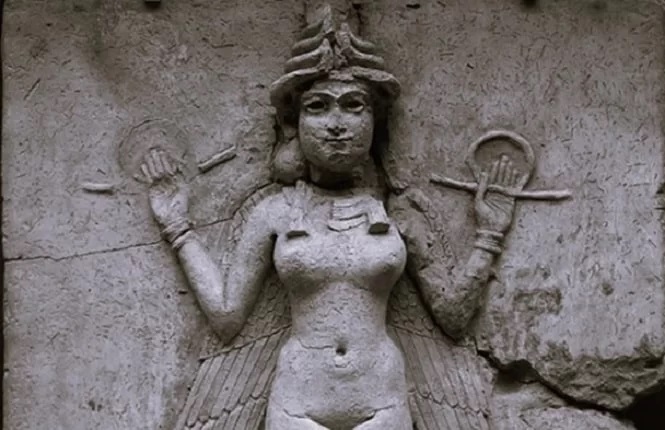 Antik Asur kenti Nimrud’da tanrıça İştar’ı tasvir eden türünün ilk örneği taş stel ortaya çıkarıldı