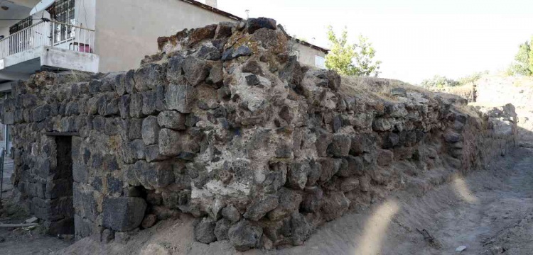 Malazgirt'te arkeologlar 700 yıllık hanı, 70 kamyon toprağın altından çıkarttı