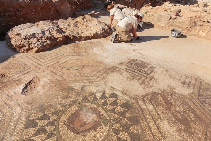 İspanya’daki Roma Villasında Medusalı Mozaik Taban Bulundu