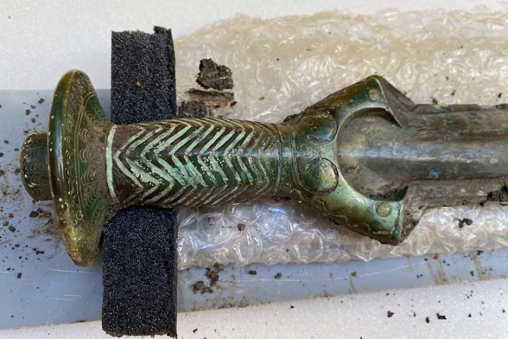 Almanya’da 3.000 Yıllık İyi Korunmuş Bir Kılıç Bulundu