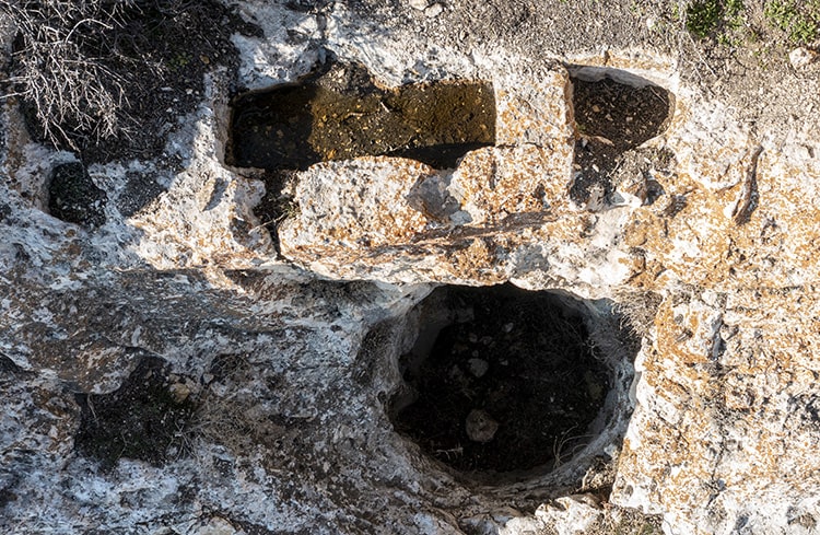 Libasyon alanlı Urartu mezarı keşfedildi