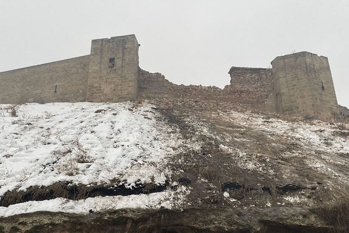 Depremde Gaziantep Kalesi’nin Surları Yıkıldı