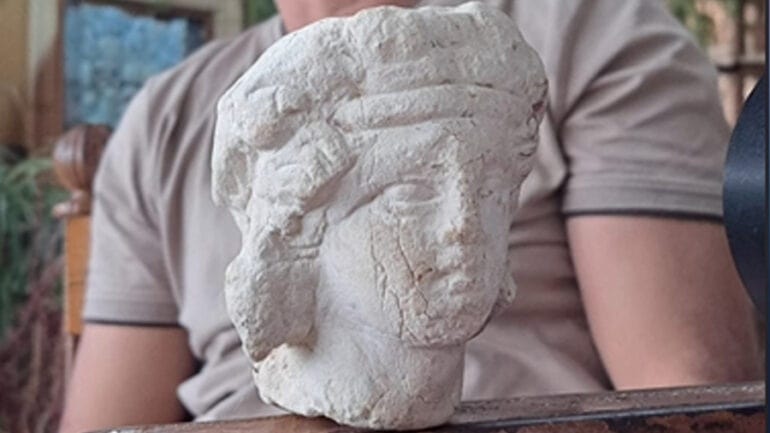 Araştırmacı, Libya’daki Cyrene antik kenti yakınlarındaki bir su kanalının içinde Bacchus heykelinin başını buldu