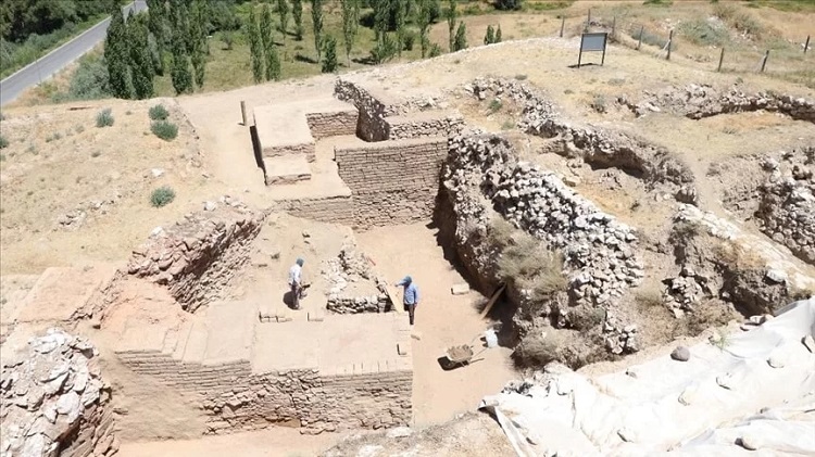 Porsuk Zeyve Höyük kazılarında Pers surlarına ulaşıldı