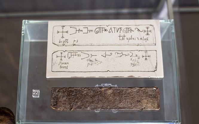 13-14. Yüzyıllara tarihlenen Kurşun Tablet Eski Bir Litvanya Yazısı İle Yazılmış Olabilir mi?