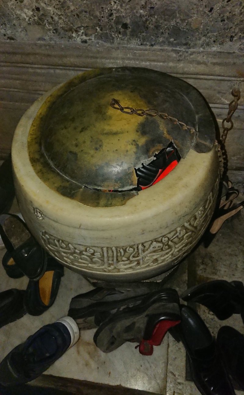Ayasofya’daki Su Haznesinin Kapağı Kırılarak Ayakkabılık Yapıldı