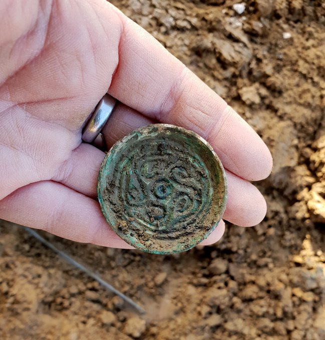 Arkeologlar, Gloucestershire’daki bir kazıda yedi mezarda yedi çift Anglo-Sakson broş buldular