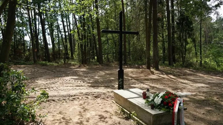 Polonya’daki Soldau toplama kampının yakınındaki iki toplu mezarda 8.000 kurbanın külleri bulundu.