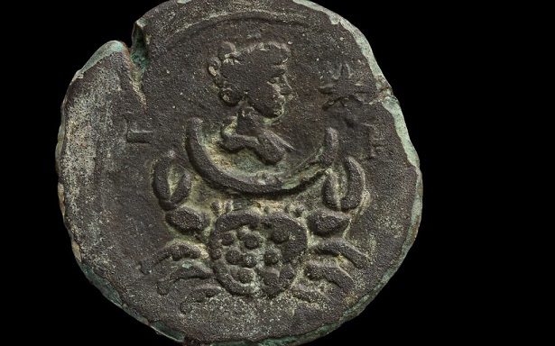Hayfa’da Ay Tanrıçası Luna simgeli nadir bir Roma bronz sikke keşfedildi