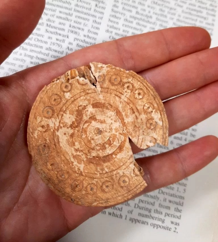 İngiltere’de Orta Çağ dönemi bir tabula oyun parçası keşfedildi