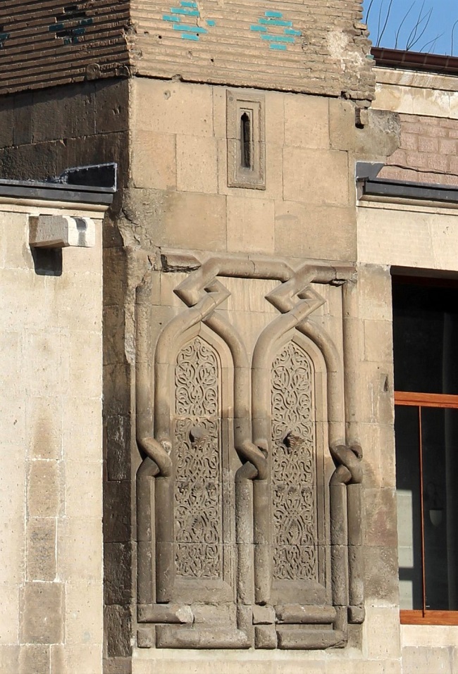 Konya’nın abidevi eseri İnce Minareli Medrese’sinin taç kapısı acil restore edilmeyi bekliyor