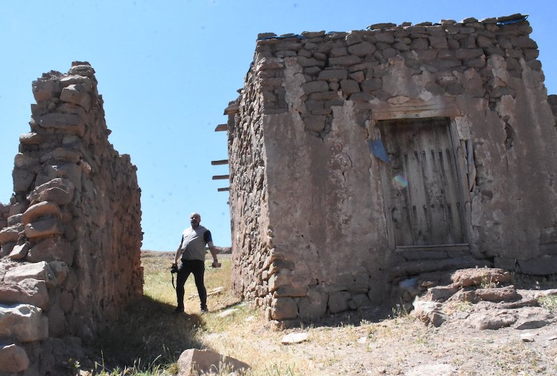 Sivas’ta Terk Edilmiş Bir Köy, Definecilerin Kurbanı Oldu