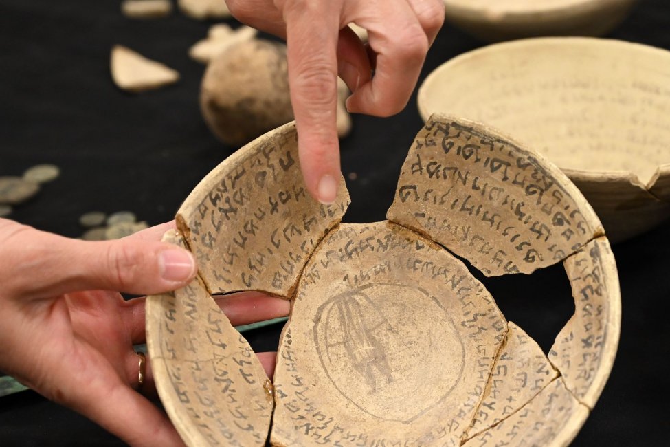 İsrail’de bir evde Babil-Aramice yazılmış tılsımlı kaseler bulundu