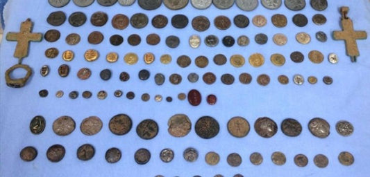 İzmir'de tarihi eser olduğu sanılan 120 parça obje yakalandı .