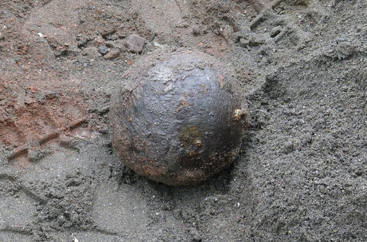 Kars’ta, 17. yüzyıla ait 30 kiloluk top güllesi bulundu