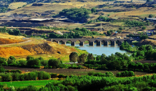 Dicle Vadisi’nin Simgesi On Gözlü Köprü’nün İki Gözü Toprakla Dolduruldu