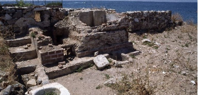 Daskyleion Antik kentinin 4,5 metrelik surları toprak altından çıkartılıyor