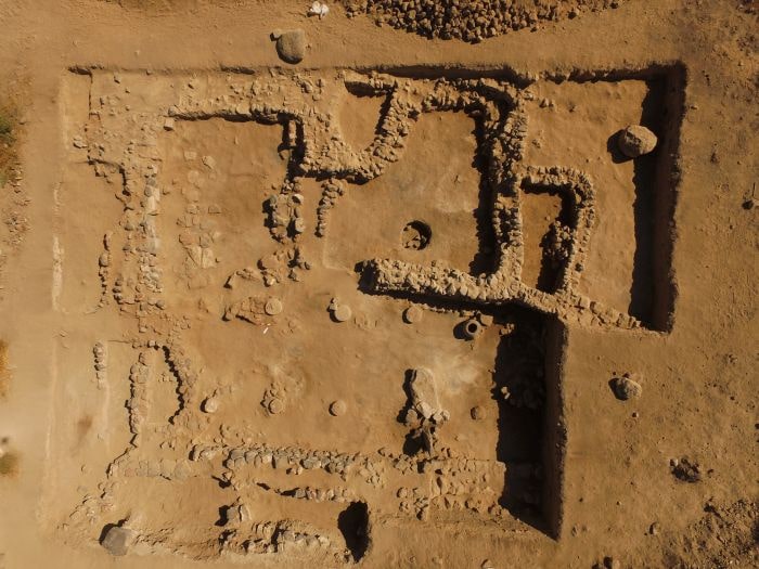 Ermenistan’da bulunan un dolu 3000 yıllık sütunlu yapı