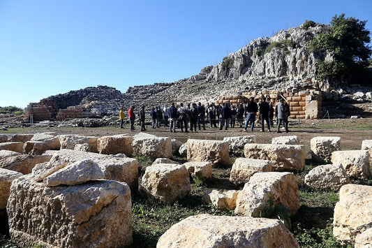 Arkeoloji öğrencileri talan edilen antik kentte defineciliğe karşı farkındalık eğitimi aldı