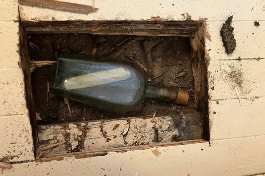 Kadın, Evinin Döşemesi Altında 135 Yıllık Mesaj Buldu