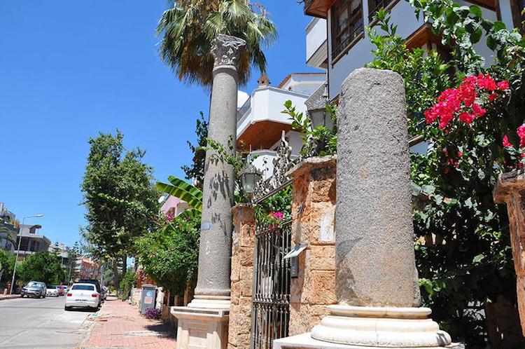 Antalya’da Antik Roma Sütunları Apartman Süsü Oldu