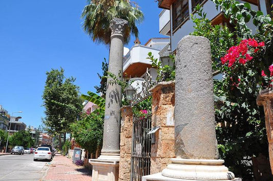 Antalya’da Antik Roma Sütunları Apartman Süsü Oldu