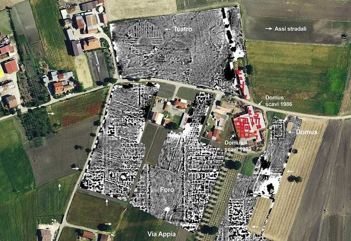 Arkeologlar Roma Irpinia'sında Daha Önce Bilinmeyen Anıtsal Bir Tiyatro ve Forum Keşfetti