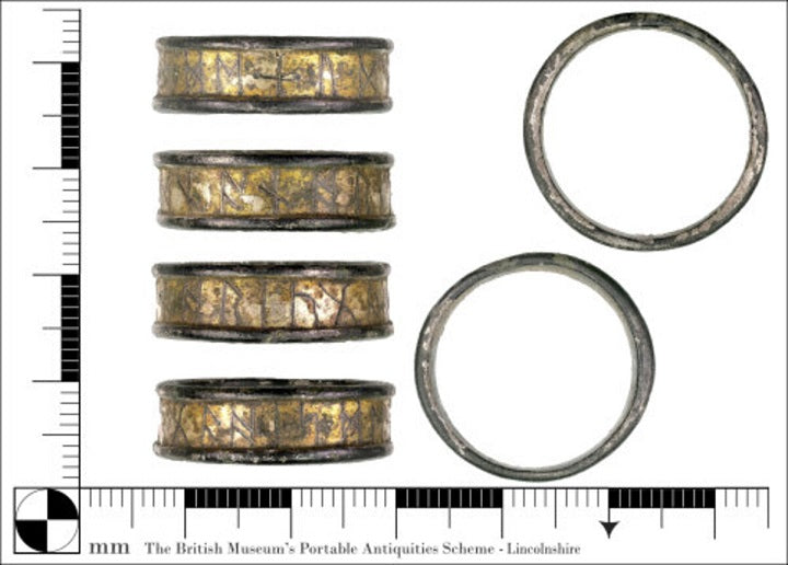 Amatör bir metal dedektörü kullanıcısı tarafından Lincolnshire'da 1000 yıllık runik bir yüzük bulundu.