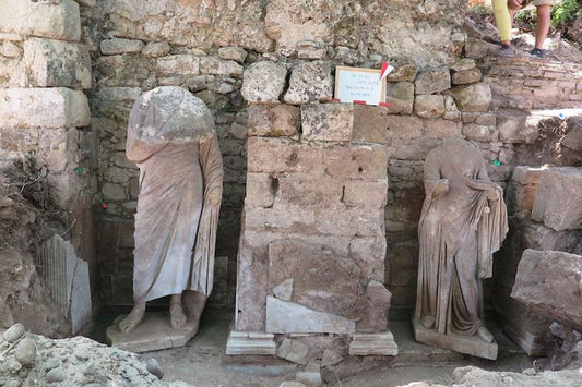Side Antik Kenti’nde Orijinal Yerinde İki Heykel Bulundu