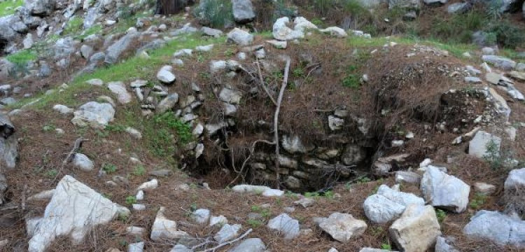 Defineciler Onobara Antik Kentini delik deşik etti
