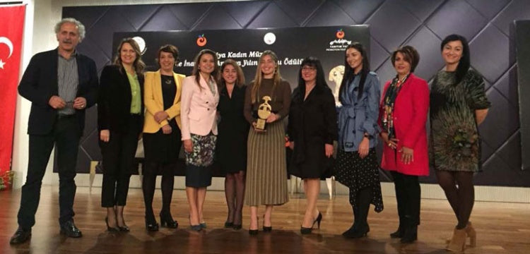 Jale İnan 2017 Yılın Kadını Ödülü Şahika Ercümen'e