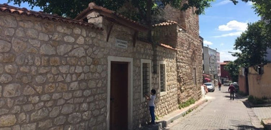 Mescidin çatısında amfora bodrumunda pagan mezarı bulundu