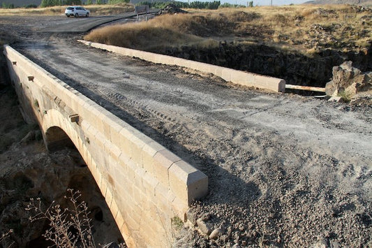 Van’da Tarihi Köprüye Dökülen Asfalt Kaldırıldı