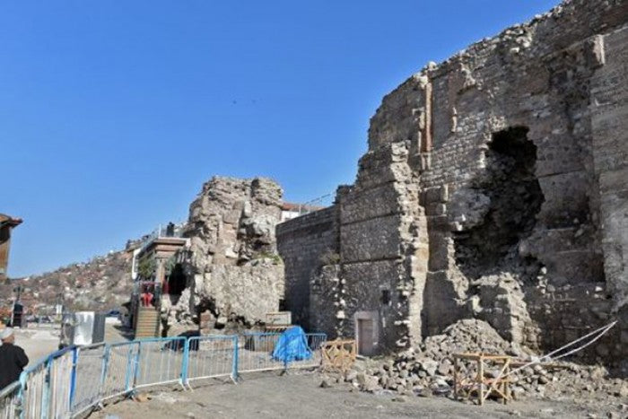Ankara Kalesi’nin Devamı Olan Surlar Yıkıldı