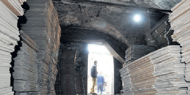 Tarihi Sarnıcın Üstüne Apartman Dikip, Karton Deposu Yaptılar!