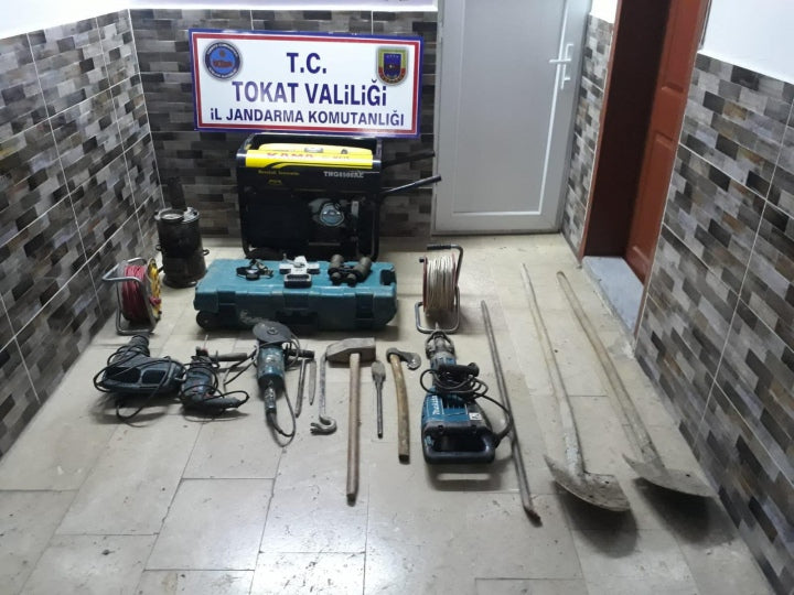 Zile'de 7 defineci kaçak kazı yaparken suçüstü yakalandı