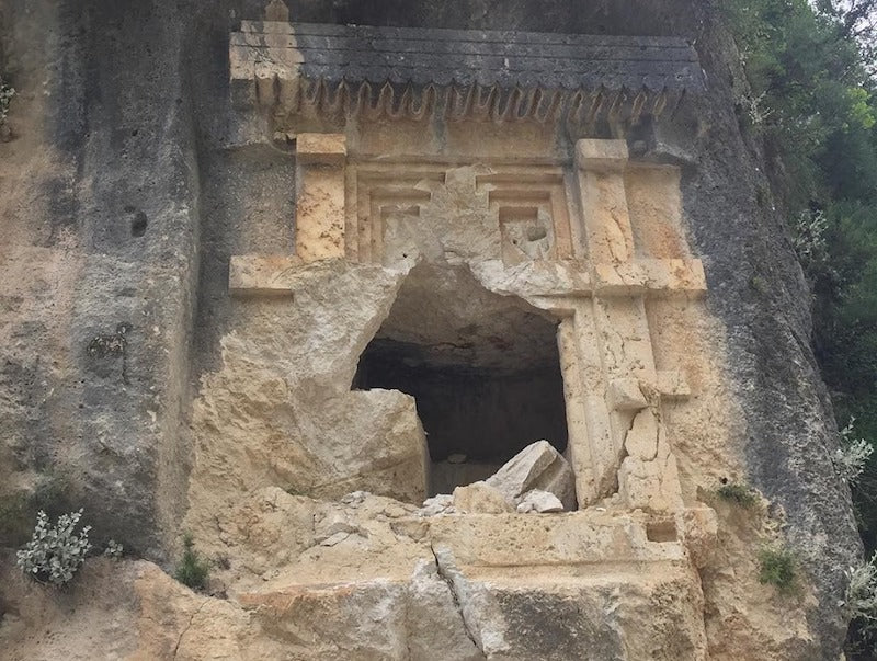 Antalya’da Likya Kaya Mezarı Hilti ile Parçalandı