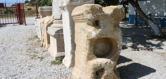 Parion Antik Kenti'nde 1900 yıllık ilginç bir anıt mezar kitabesi bulundu