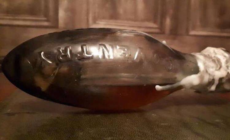 Bir Evin Bacasında 300 Yıllık Büyü Karşıtı İksir Bulundu