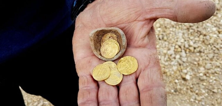 İsrail'de içinde Abbasi dönemi altın sikkeleri olan kumbara bulundu