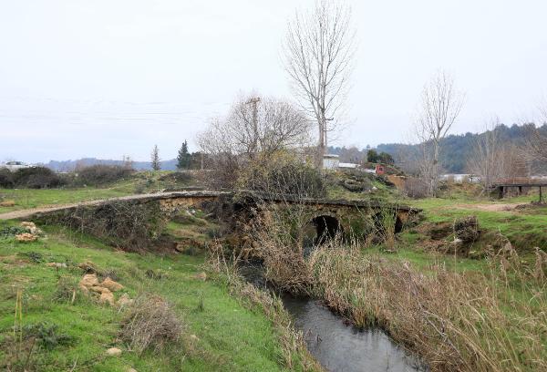 Büyük İskender'in geçtiği söylenen köprüye, traktörlerin geçmesi için beton döküldü