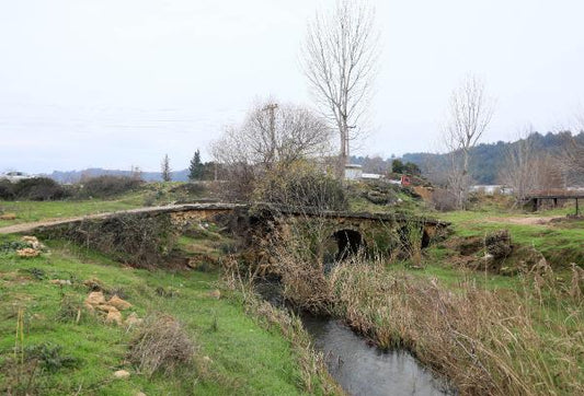 Büyük İskender'in geçtiği söylenen köprüye, traktörlerin geçmesi için beton döküldü