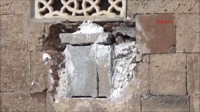Bitlis’te Tarihi Caminin Duvarından Taş Çalındı