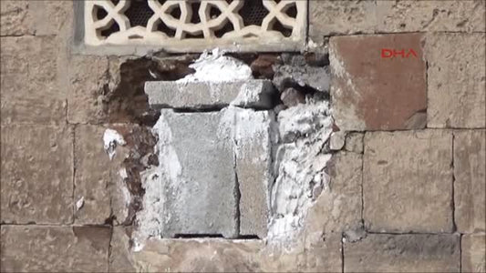 Bitlis’te Tarihi Caminin Duvarından Taş Çalındı