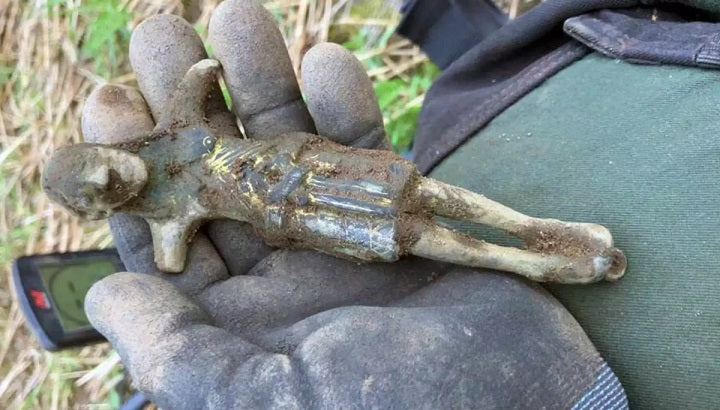 Norveç'te Şanslı Bir Metal Dedektörü Keşfi, 800 Yıllık Yaldızlı Bronz İsa Heykelini Ortaya Çıkardı