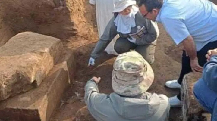 Mısır'ın Mit Rahina bölgesinde Firavun Apries'in tapınağıyla bağlantılı kireçtaşı bir yapı keşfedildi.