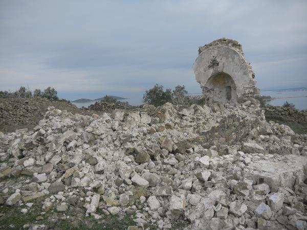 250 yıllık manastır şapeli defineci kazıları nedeniyle yıkıldı