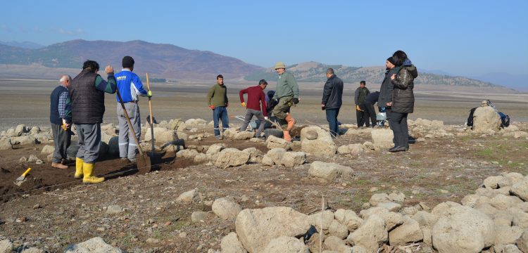 Arkeologlar su yüzüne çıkan Hamamlar Höyüğü'nde zamanla yarışıyor