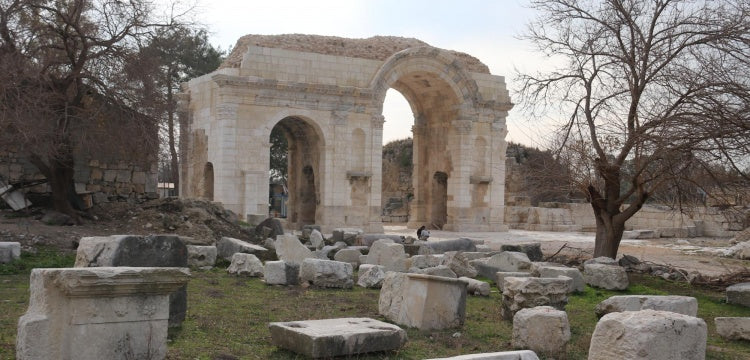 Anavarza Antik Kenti Zafer Takı'nın restorasyonu tamamlandı