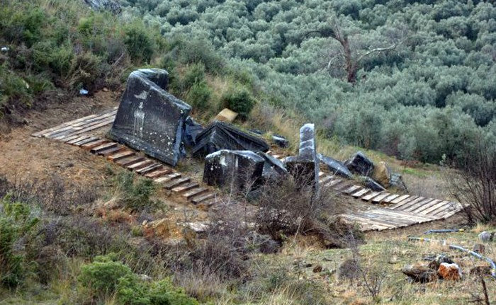 İznik’te 2 Bin 200 Yıllık Berberkaya Lahdi’ne Yazılan İsimler Temizleniyor